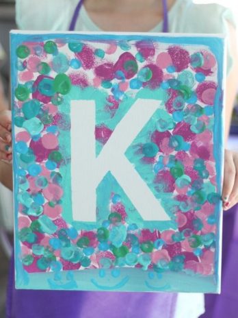 Initiale à la peinture sur toile